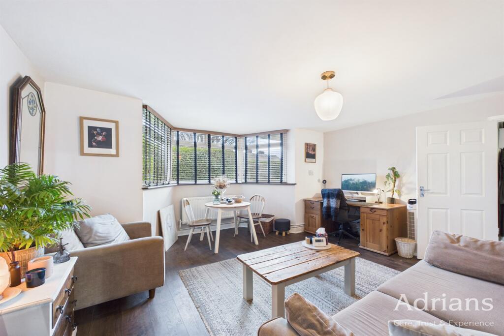 1-bed flat on Kings Road, CM1, £180,000