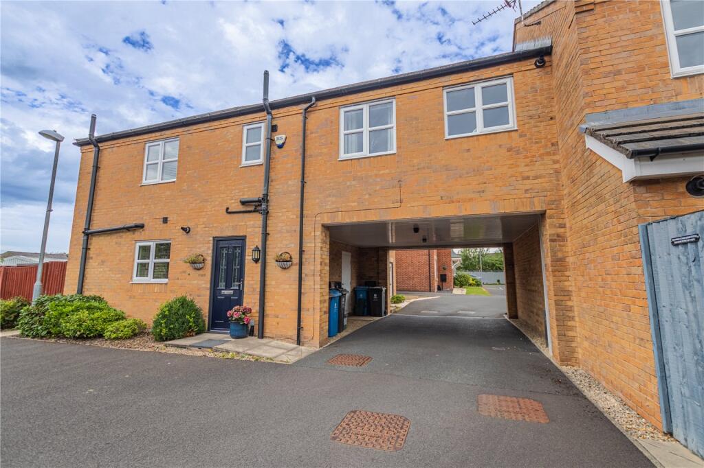 1-bed flat on Larchfield Close, Royton, Oldham, OL2, £160,000