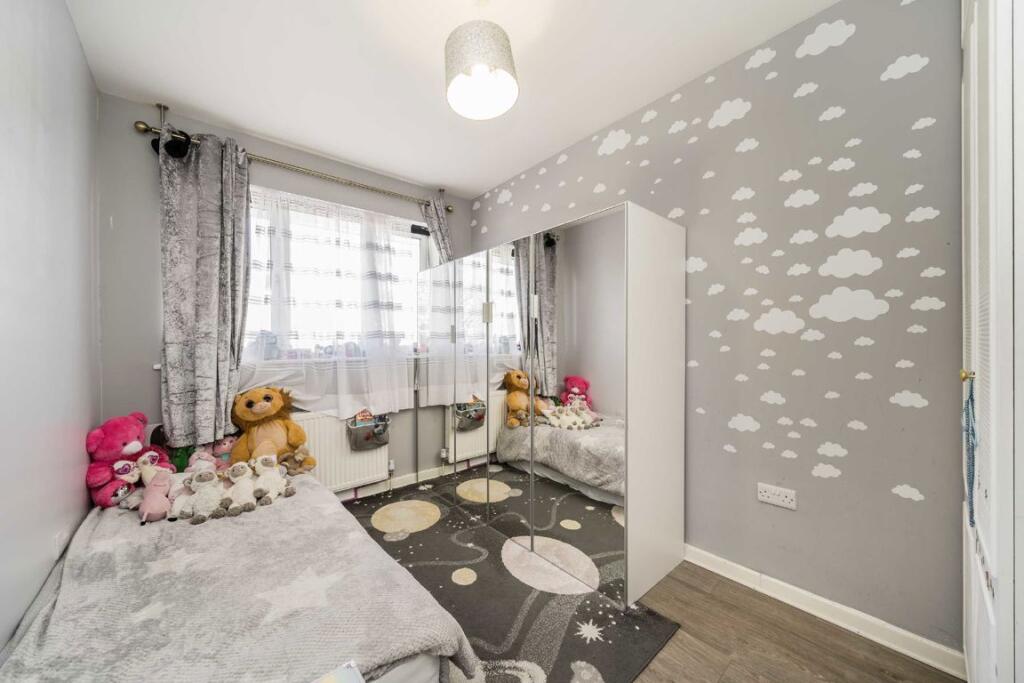 Apartment in Edgware, The Hale, London Borough of Barnet - More