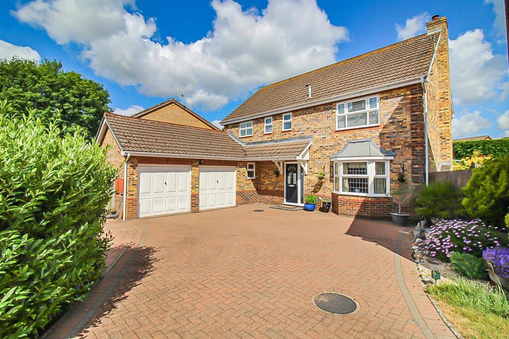 4-bed detached on Topaz Grove, Waterlooville, £600,000