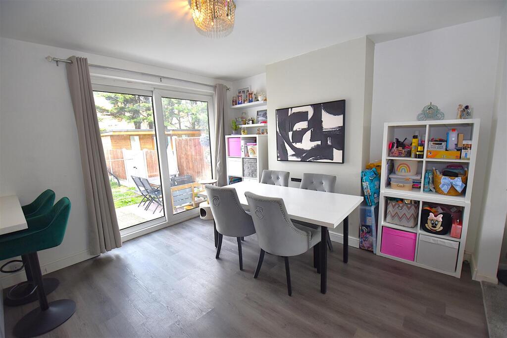 House in Southend-on-Sea - More