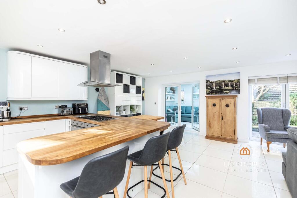 House in Corfe Mullen - View 2