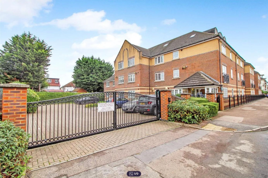 1-bed flat on Cockfosters Road, Cockfosters, EN4, £99,000