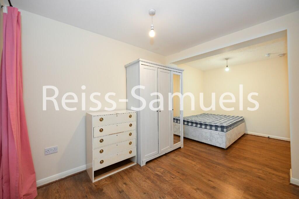 5 bedroom semi-detached house for rent