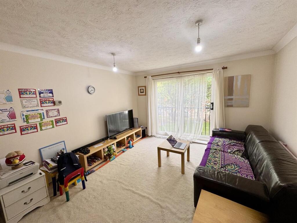 Apartment in Croydon - View 3