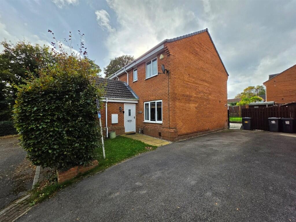 3 Bedroom Semi-Detached in HD5 9JE
