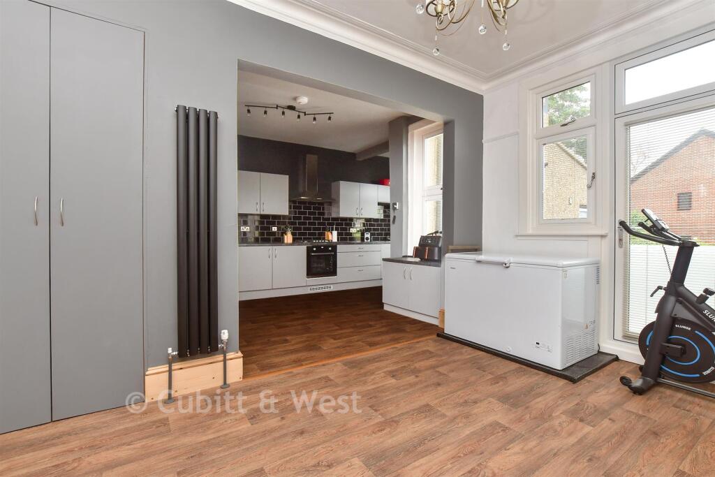 House in Sutton - View 3