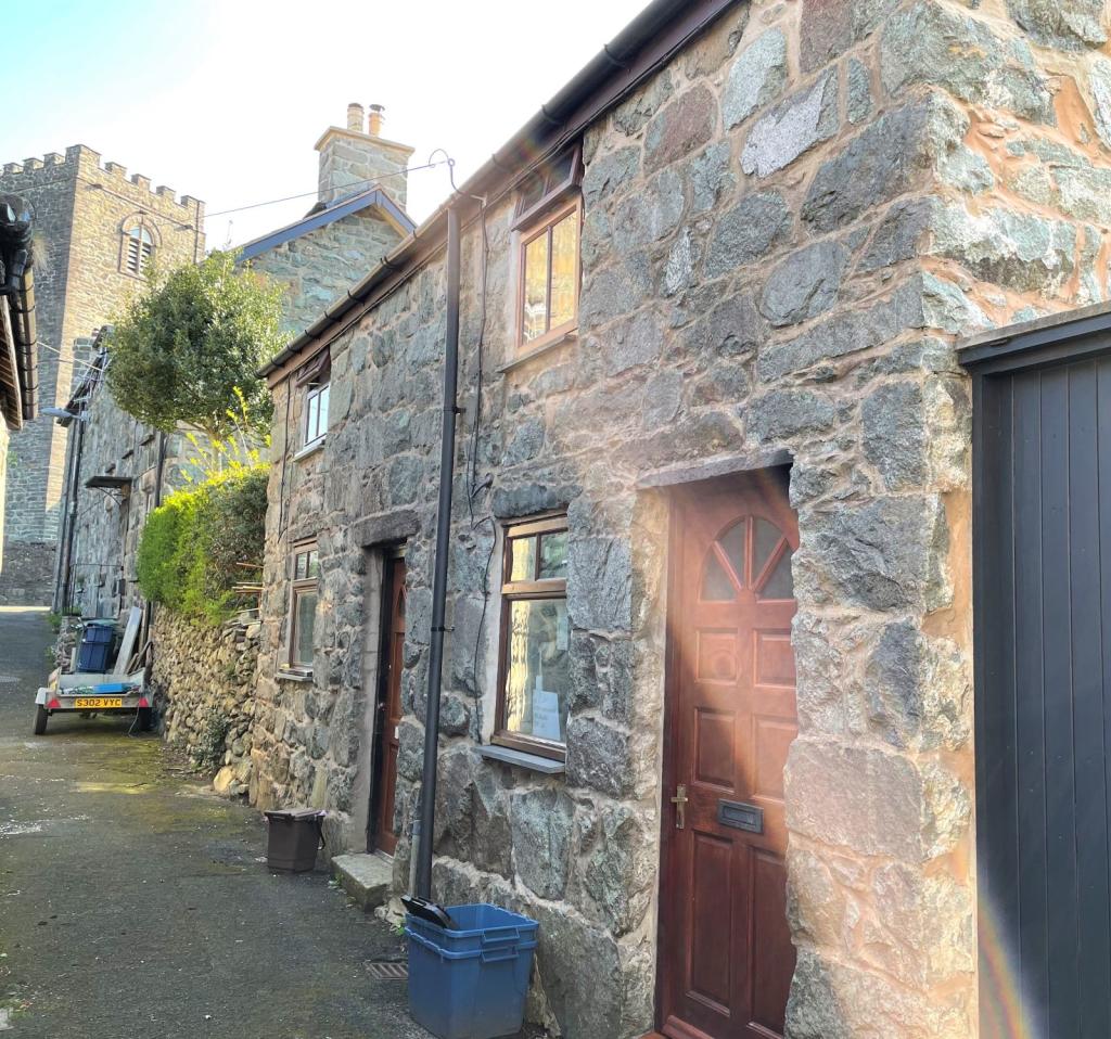 2-bed house on 1 & 2 Ty Cefn, Lombard Street, Dolgellau LL40 1ED, £160,000
