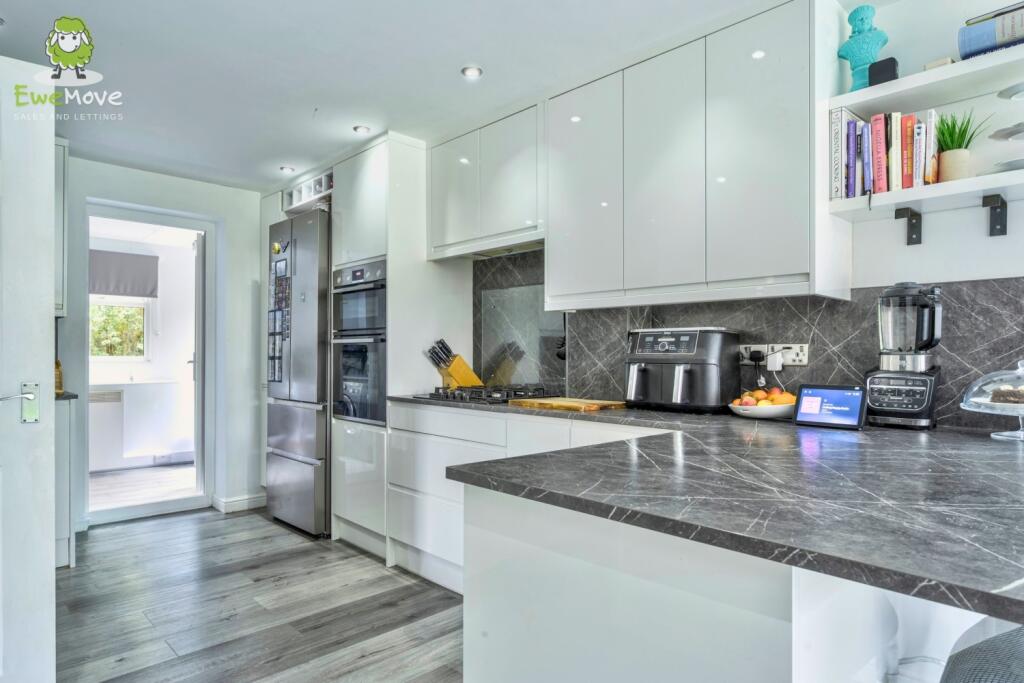 House in Swindon, Haydon Wick - View 3