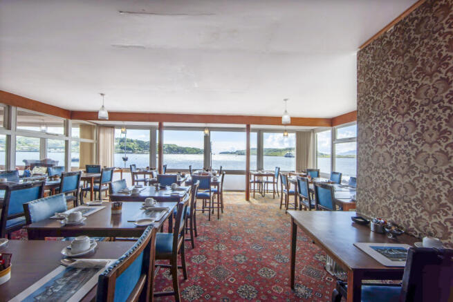1Z6E8001 Dining room