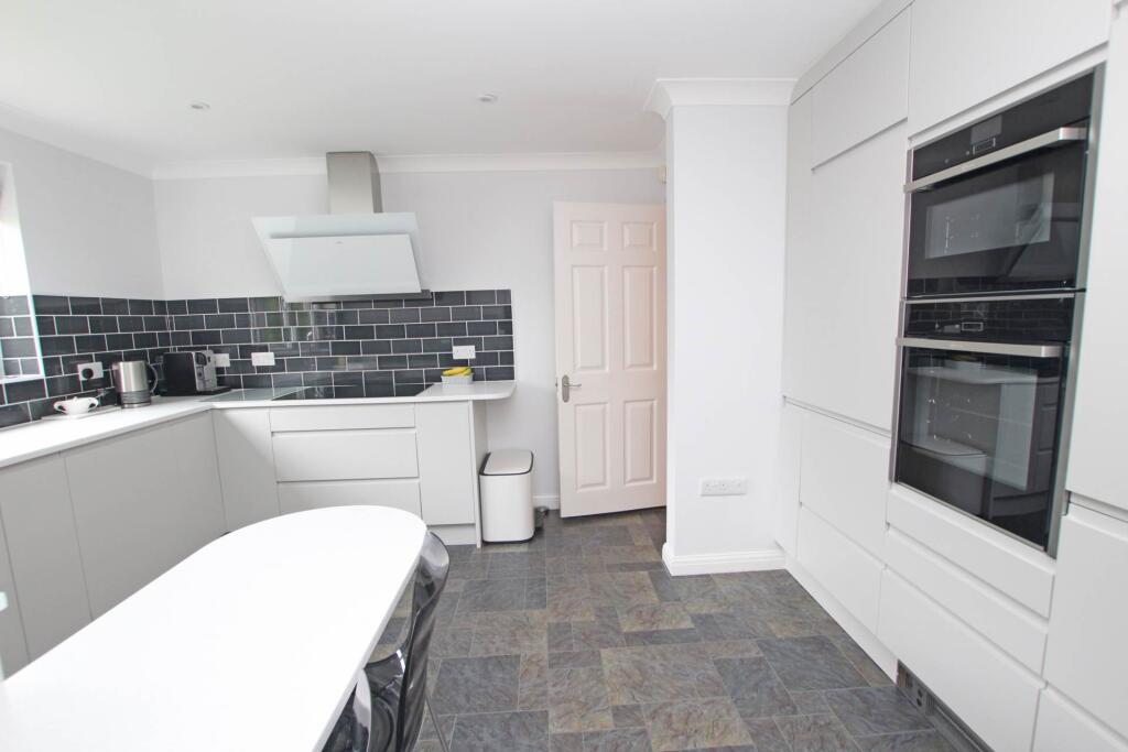 Badgers Brow, Willingdon Village,Eastbourne, BN20 9EE photo 3