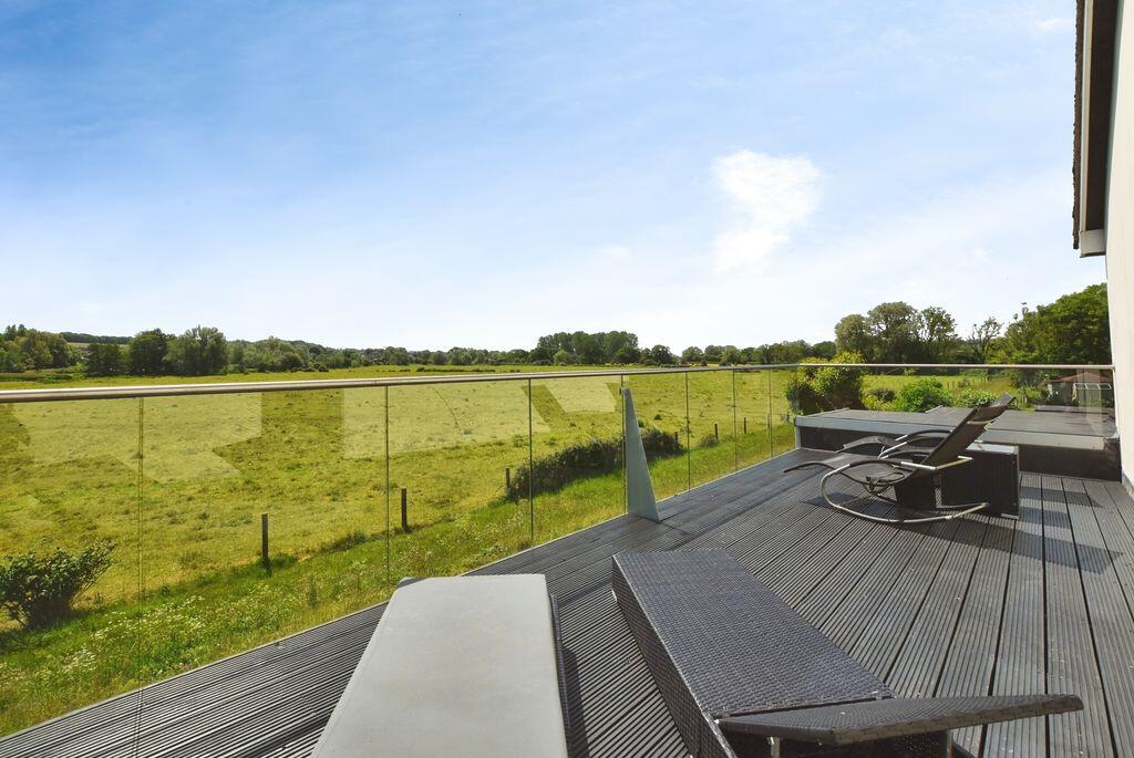 Green Lane, Downton                 ***VIDEO TOUR*** photo 3