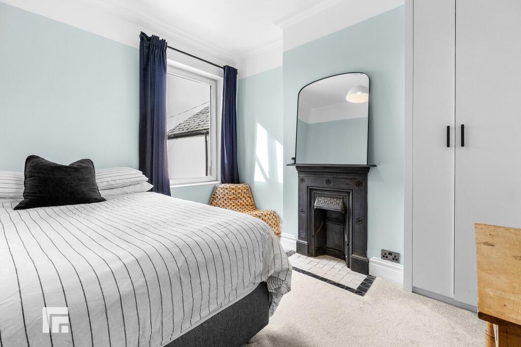 House in Cardiff, Grangetown - More