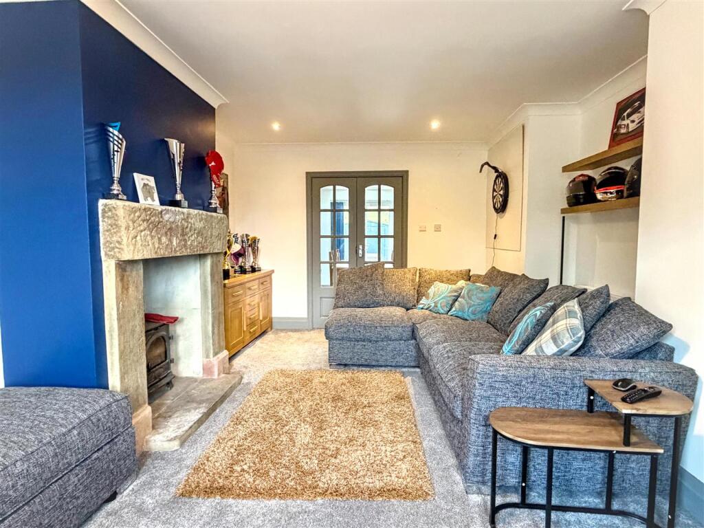 House in High Peak, Chapel-en-le-Frith - More