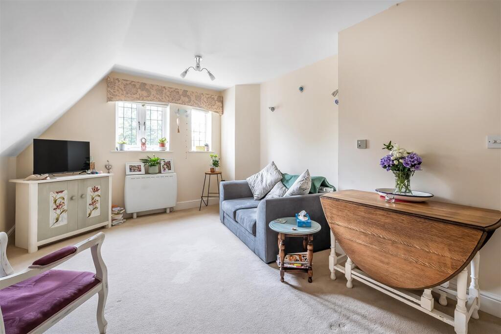 Apartment in Mole Valley, Leatherhead - View 5