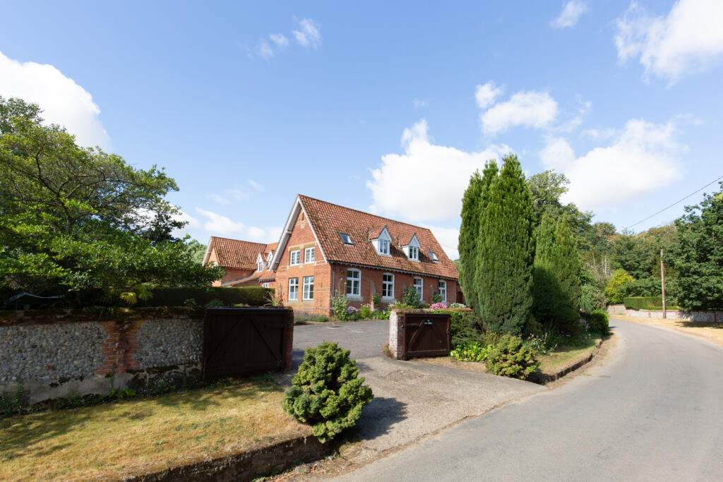 House in North Norfolk, Sharrington, Brinton - View 3