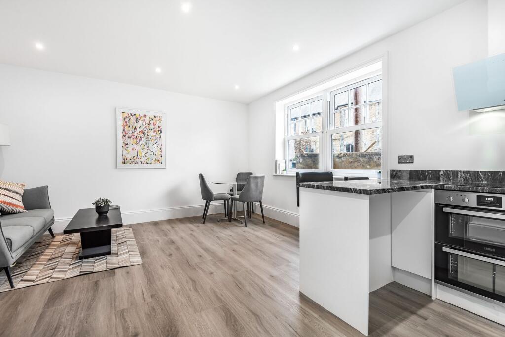 Apartment in Kingston upon Thames - View 3
