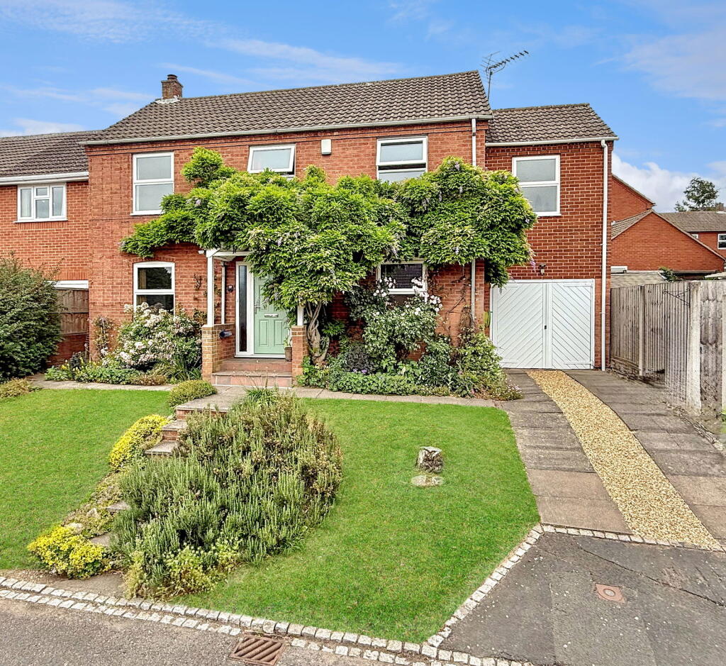 4-bed detached on Alfred Lyons Close, Rugeley, WS15 3EY, £465,000