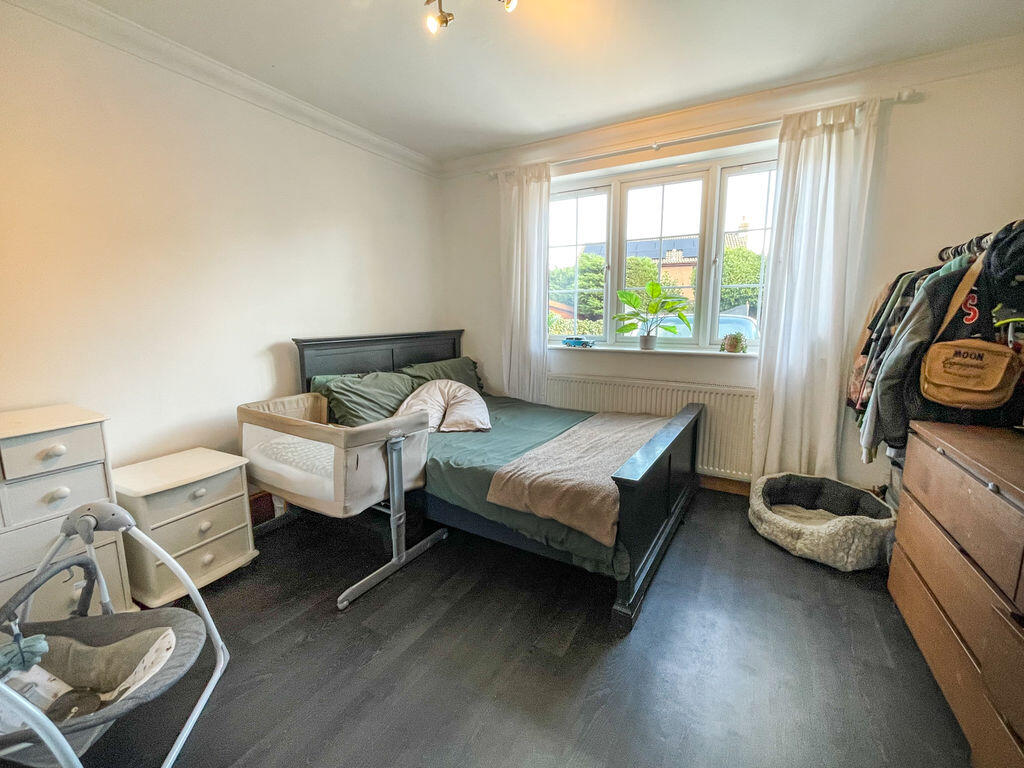 House in Eastleigh, Hedge End - More