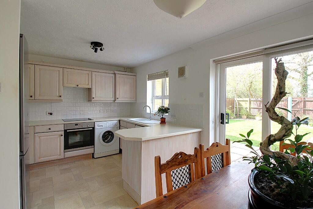 Hop Garden Road, Hook, Hampshire, RG27 photo 3