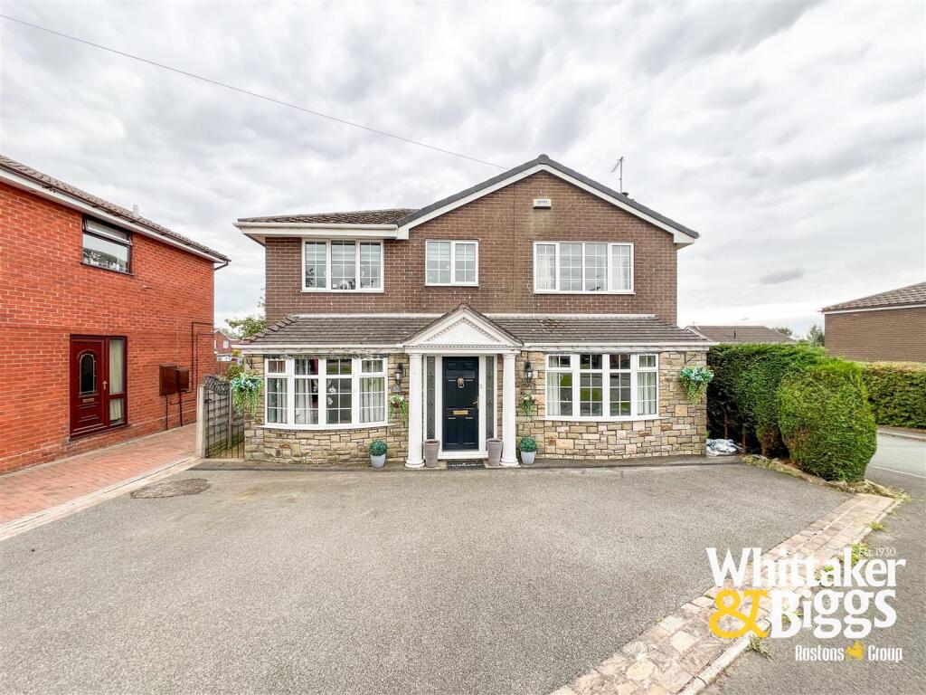4-bed detached on Chatsworth Drive, Werrington, ST9 0PA, £350,000