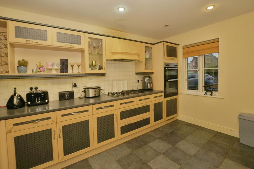 Hereford Close, Kennington, Ashford, Kent, TN24 photo 2