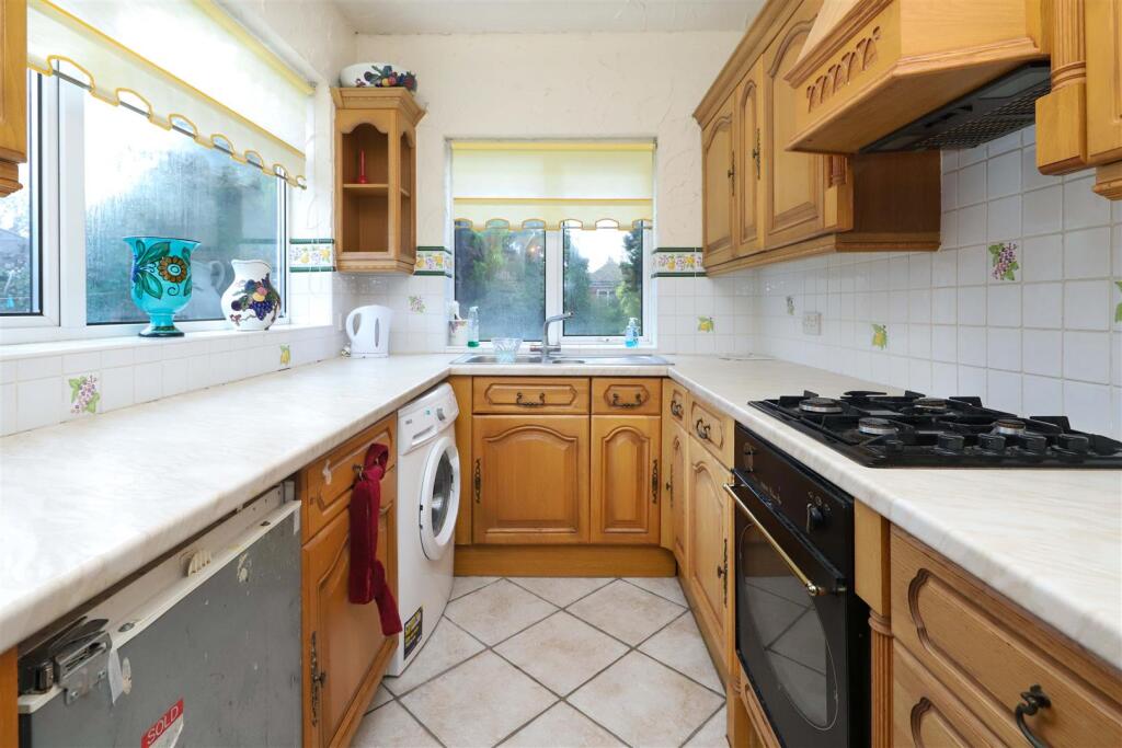 Sutton Close, Pinner photo 4