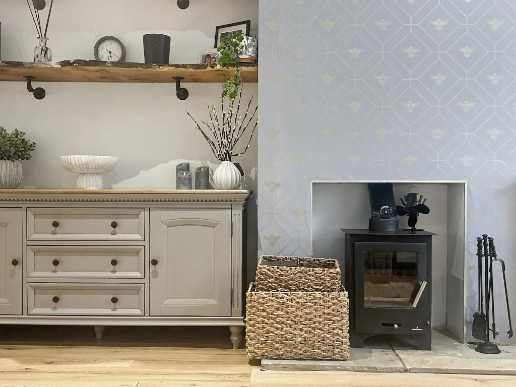 House in Broad Blunsdon, Hyde, Blunsdon - More