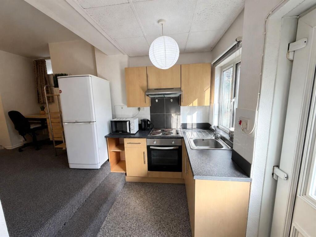 Apartment in Sheffield, Birkendale, Upperthorpe - View 5