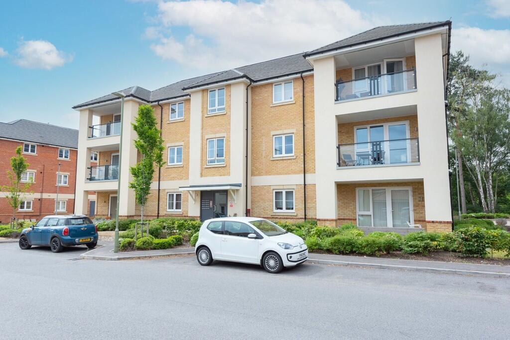 2-bed flat on Hurst Avenue, Blackwater, £290,000