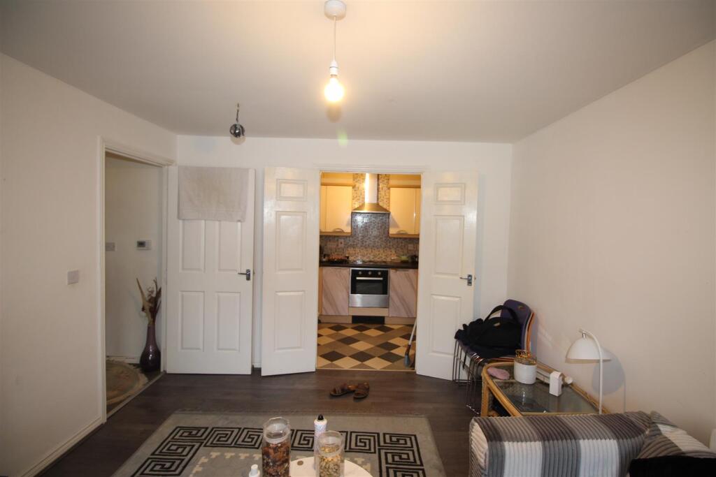 4 Larch Gardens, Manchester photo 2