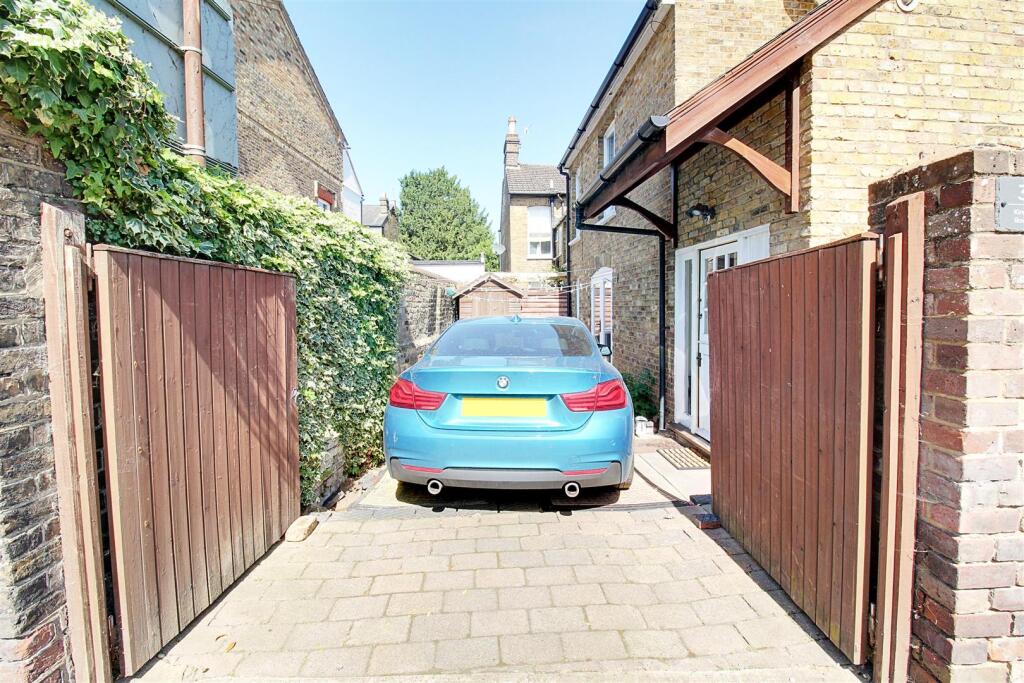 House in Dacorum, Ashlyns Estate, Berkhamsted - View 3
