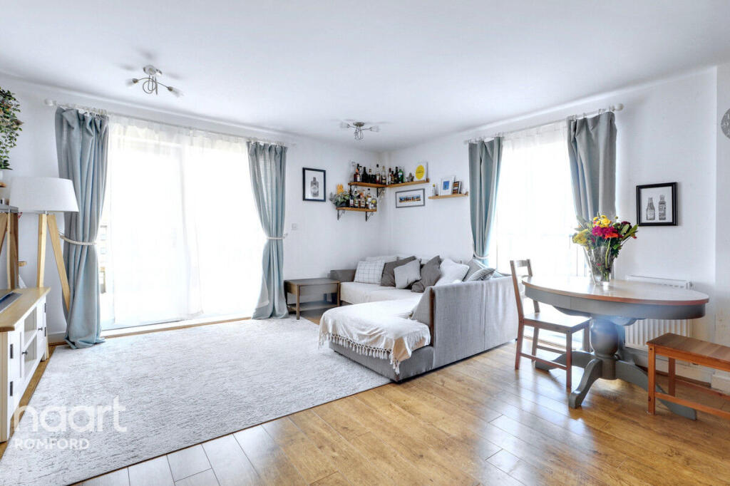 2-bed apartment on Lux Building, Romford, RM7 0FN, £350,000