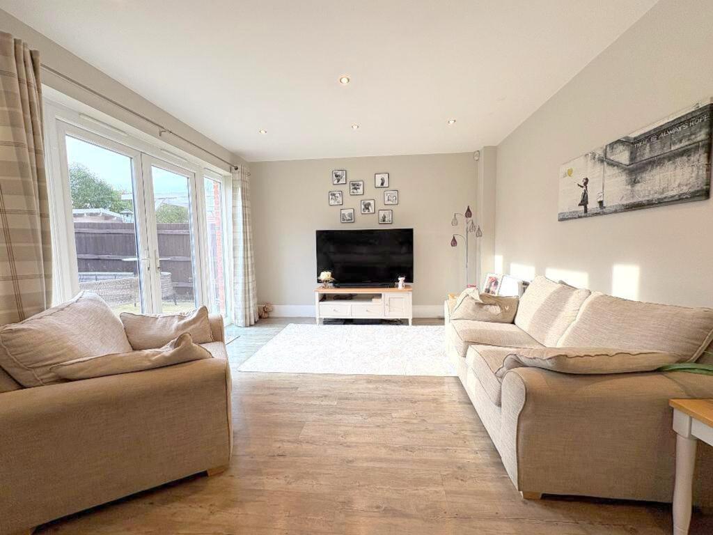 Dove Close, Caddington, LU1 photo 2