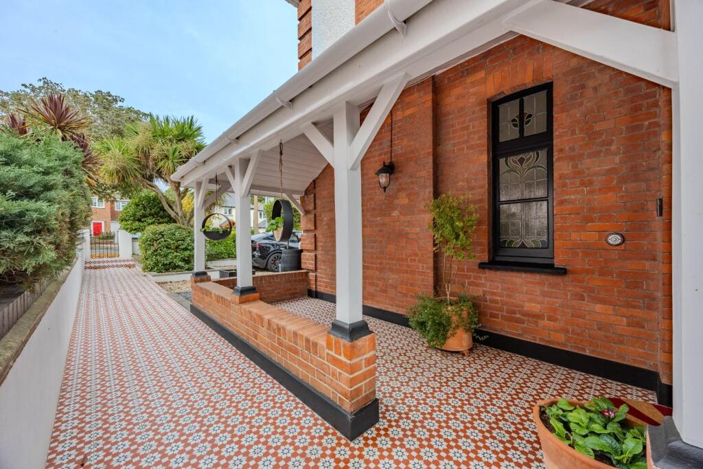 House in Southend-on-Sea - More