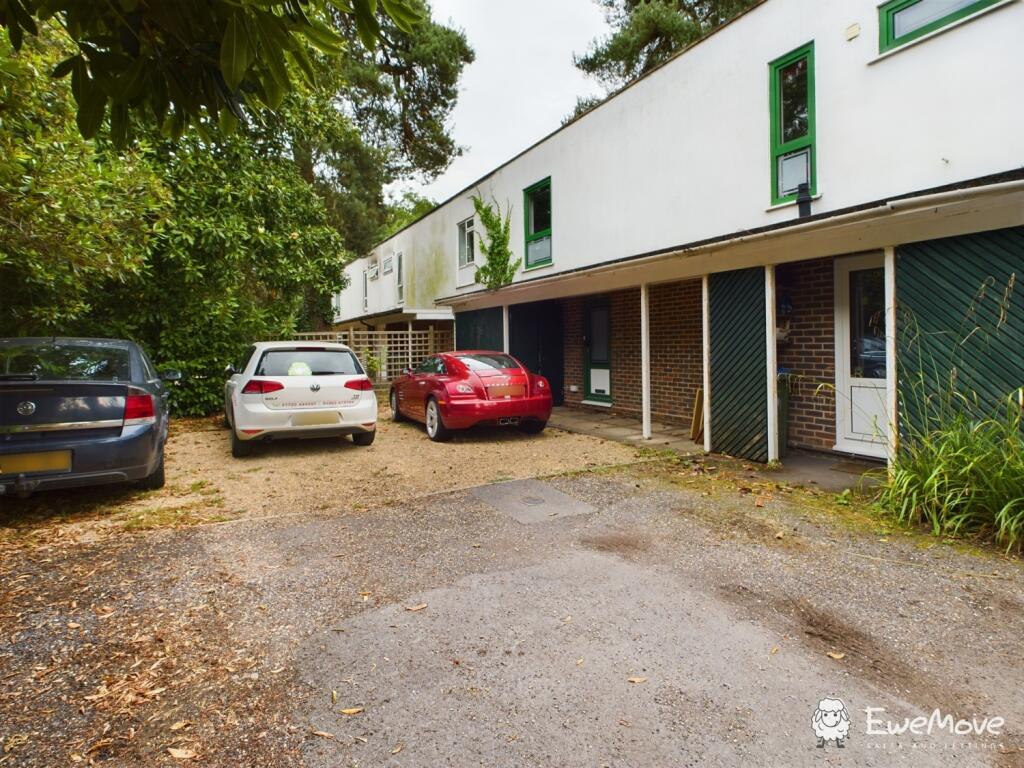 Main image of property: 158 Bassett Avenue, Southampton, Hampshire, SO16