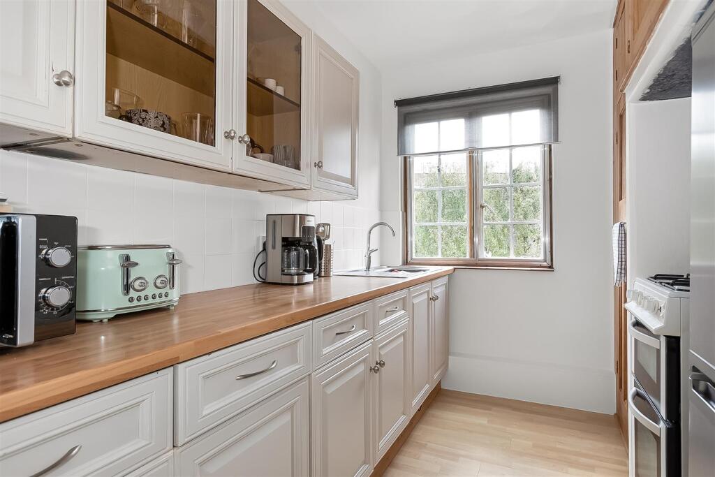 Apartment in Purley - View 5