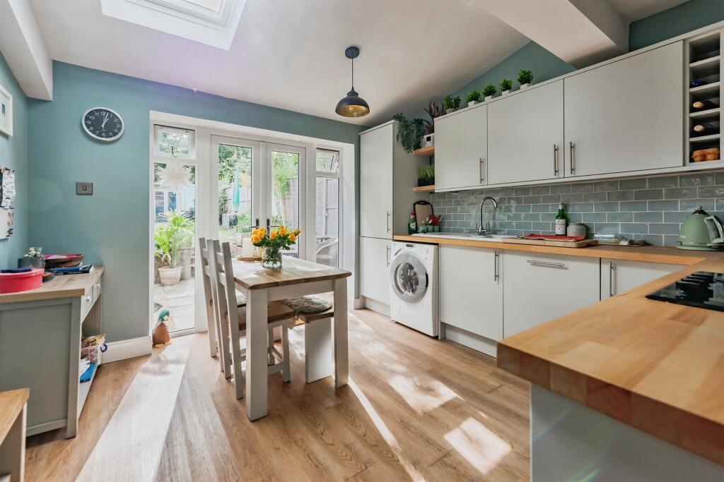 House in Crawley, Southgate - View 5