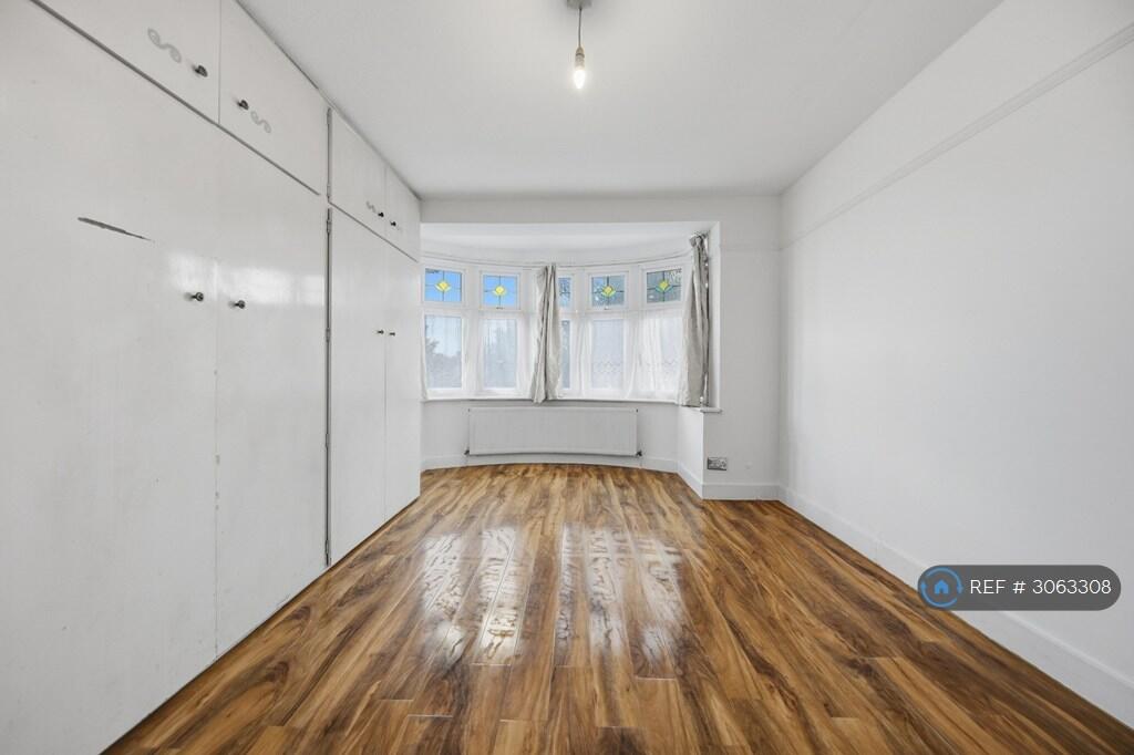 House in Ilford, Barkingside - View 3