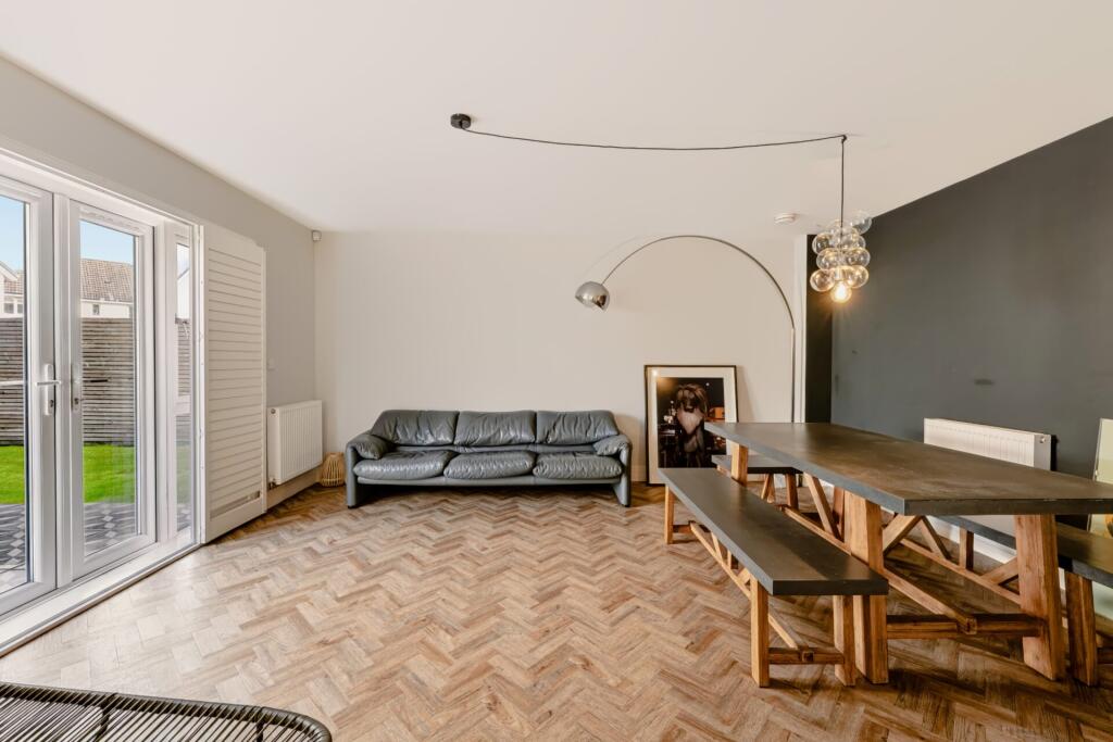 House in Milngavie, Burnbrae, East Dunbartonshire - More