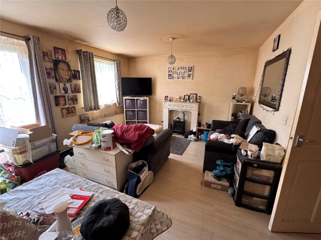 Broadway, Jaywick, Clacton-on-Sea photo 3