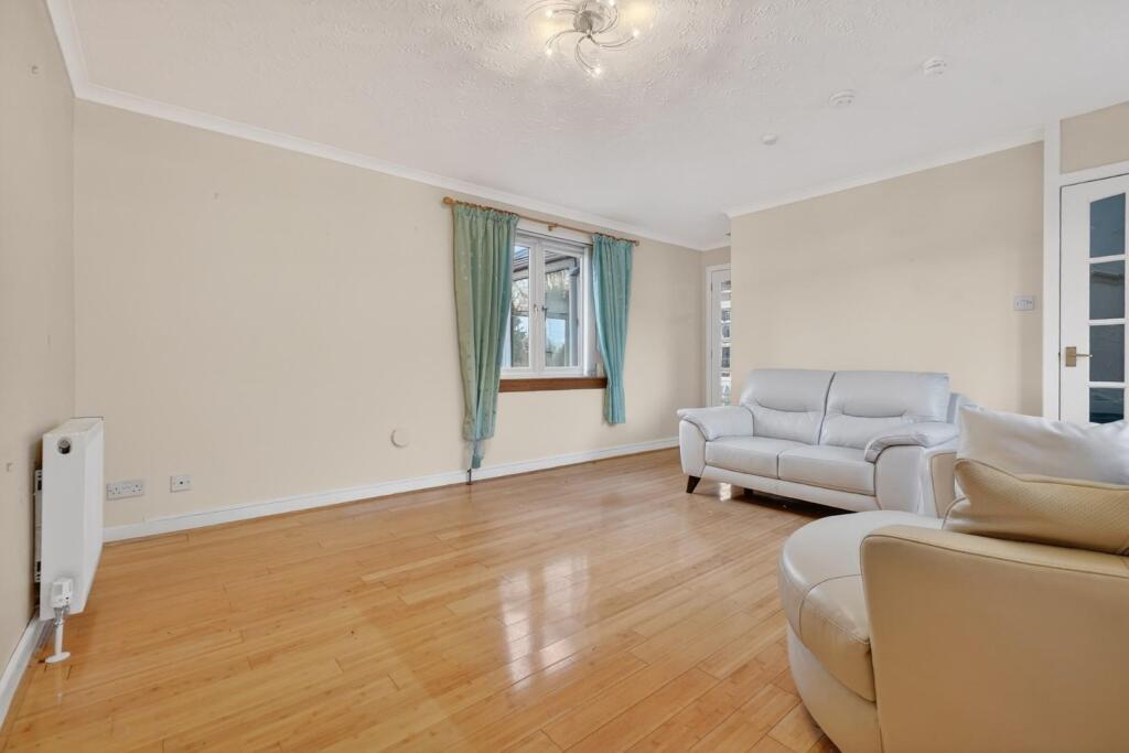 10, Kelvin Walk, Largs photo 4