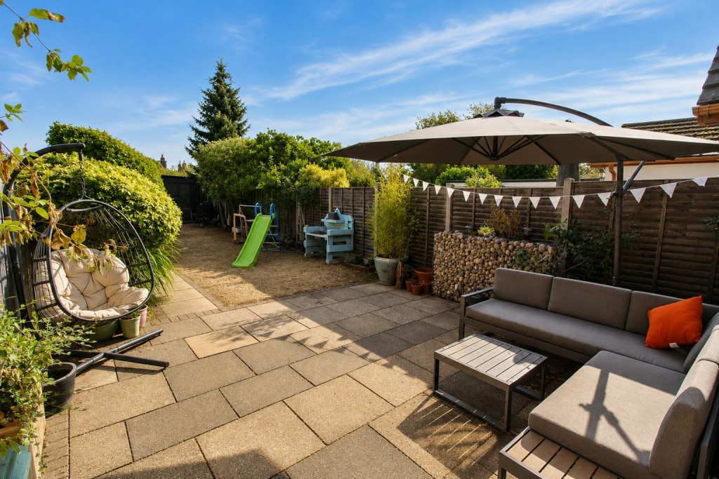 House in Reading, The Triangle, Tilehurst - View 4