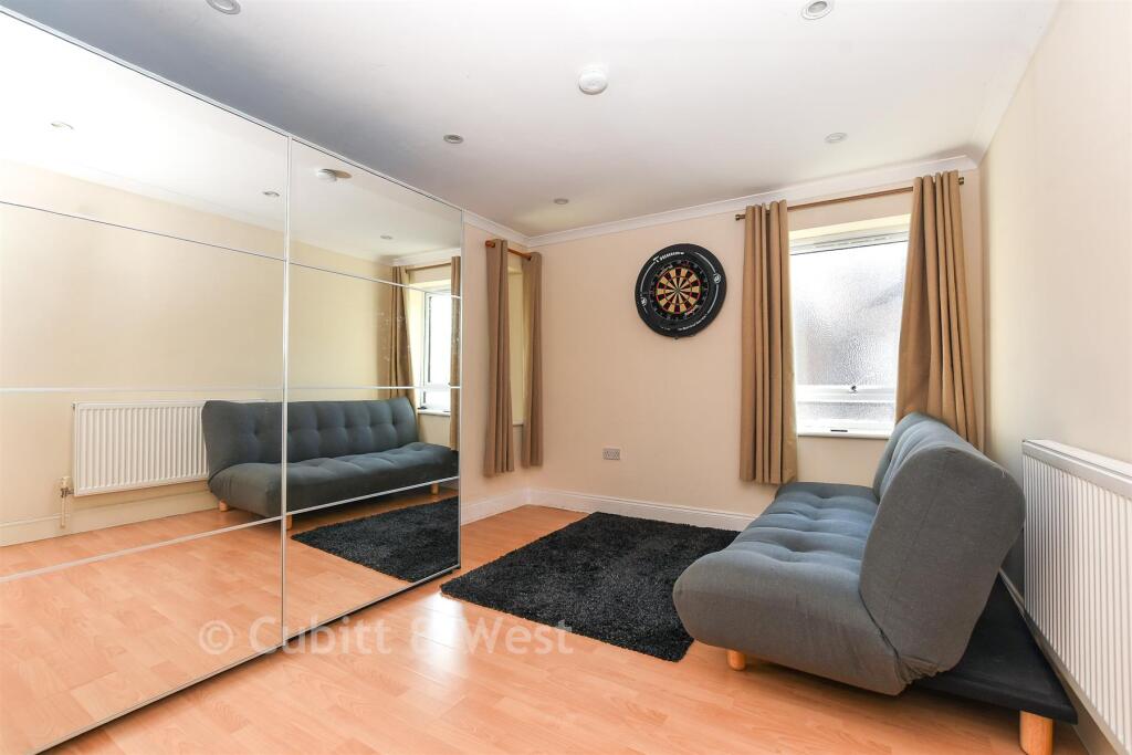 Apartment in Reigate and Banstead, Whitebushes - More