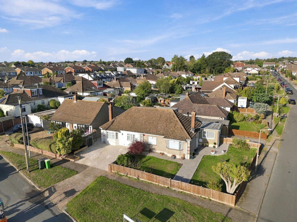 House in Rochford, Rayleigh - More