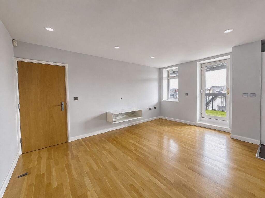Apartment in Southend-on-Sea - More