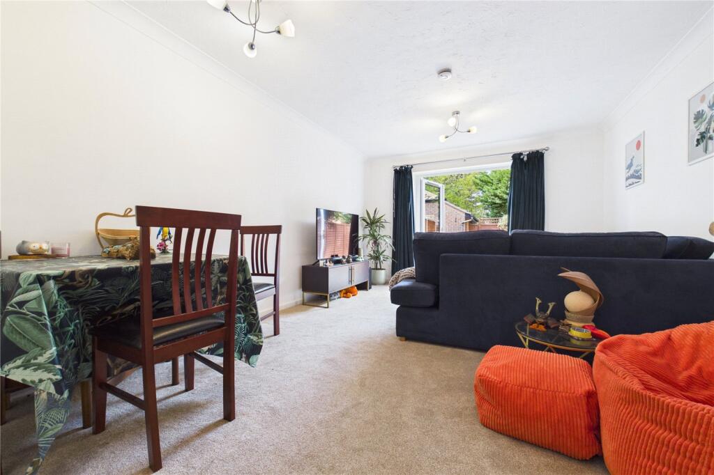 Horseshoe Crescent, Burghfield Common, Reading, Berkshire, RG7 photo 4