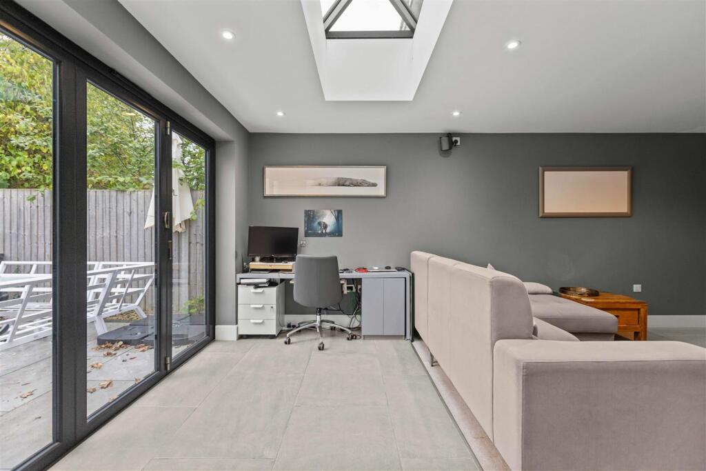House in Slough - View 5