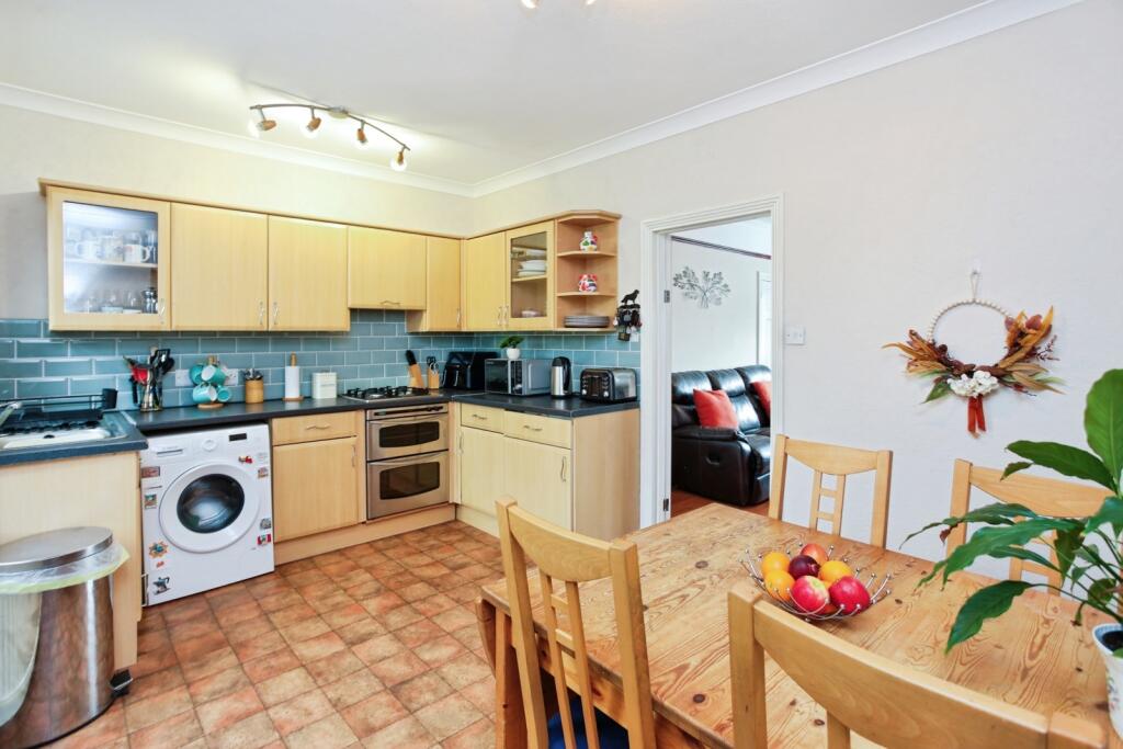 House in Tunbridge Wells, Romford, Pembury - View 4