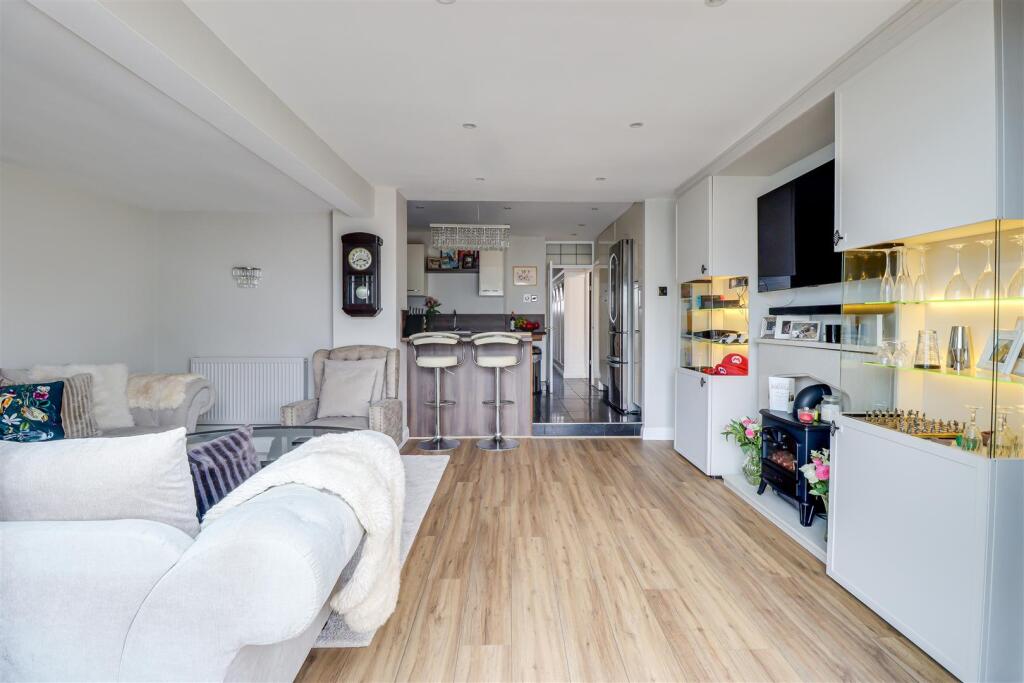 * ANNEX BUNGALOW ATTACHED * Bonchurch Avenue, Leigh-on-Sea photo 2